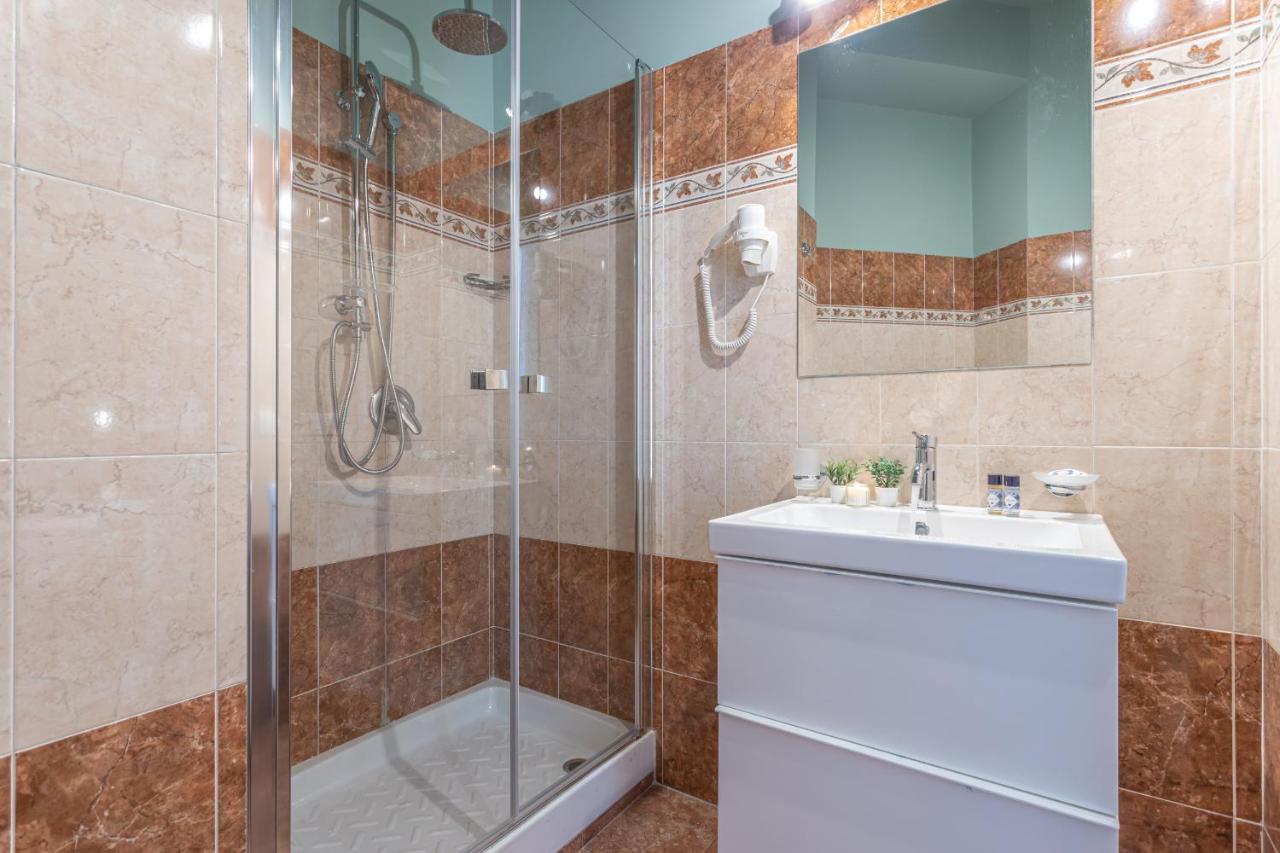 Double Room Private Bathroom